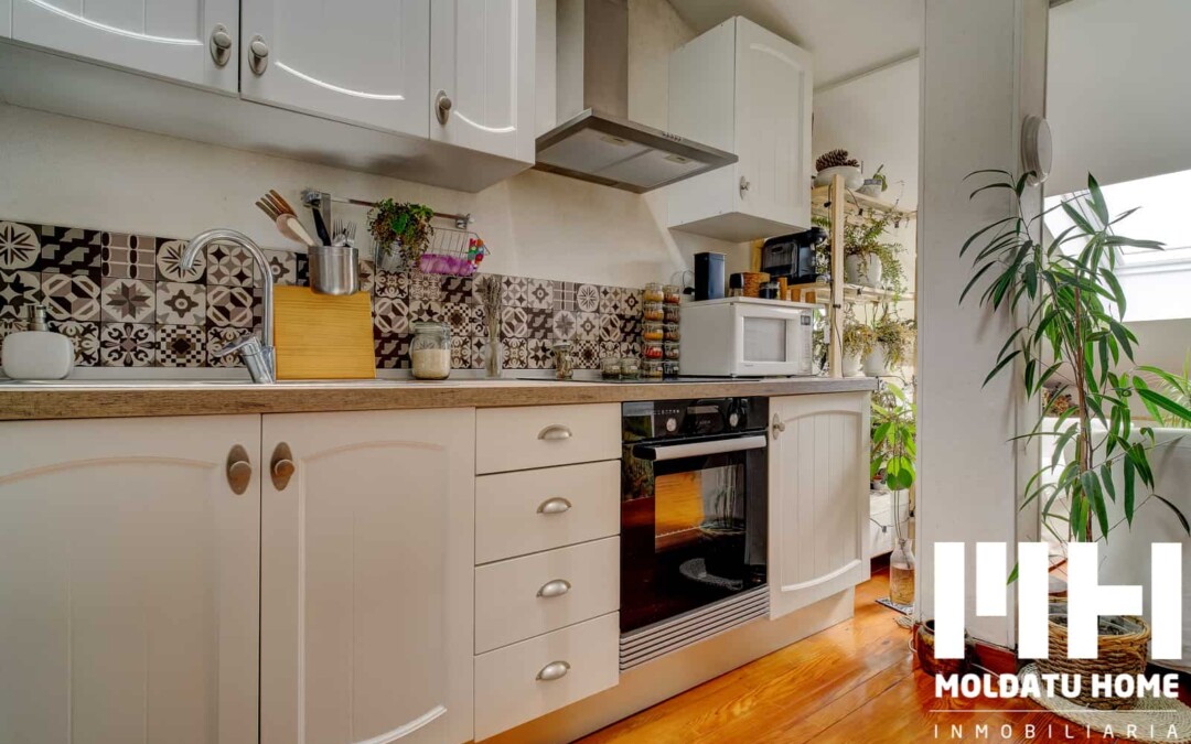 Ático de espacio diáfano con cocina y baño reformados en Calle Santa Elena de Irún. Precio 90.000 €