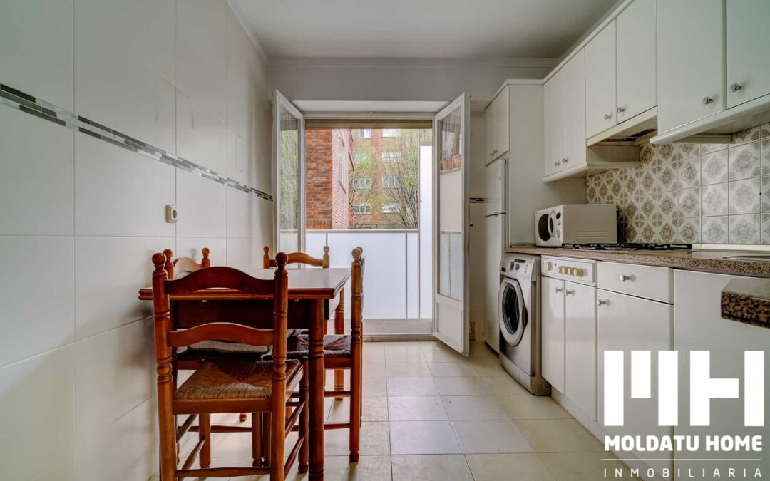 Vivienda de 2 hab, dos balcones  y ascensor, totalmente exterior, en Calle Zubelzu de Irún. Precio: 175.000€